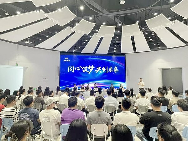 金融市场的集体焦虑：投资者如何破解心理迷局？